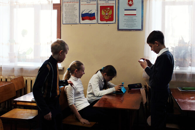 В Госдуме предложили вместо смартфонов выдать школьникам «шкулфоны»