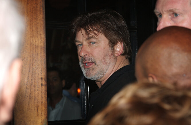 Алек Болдуин на прощальной вечеринке по случаю закрытия легендарного нью-йоркского ресторана Elaine's в мае 2011 года.