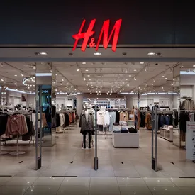 H&M перезапустили программу по сбору одежды в России: переработкой займется локальная компания H&M перезапустили программу по сбору одежды в России: переработкой займется локальная компания