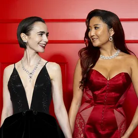 Лили Коллинз рассказала, какая сцена «Эмили в Париже» заставила ее расплакаться