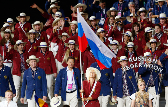 Знаменосец сборной России Мария Шарапова на церемонии открытия Игр в Лондоне.