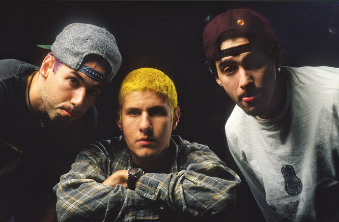 Адам Яух, Адам Хоровиц и Майкл Даймонд. Портретный снимок Beastie Boys, Великобритания, 1994 г. Адам Яух, Адам Хоровиц и Майкл Даймонд. Портретный снимок Beastie Boys, Великобритания, 1994 г.