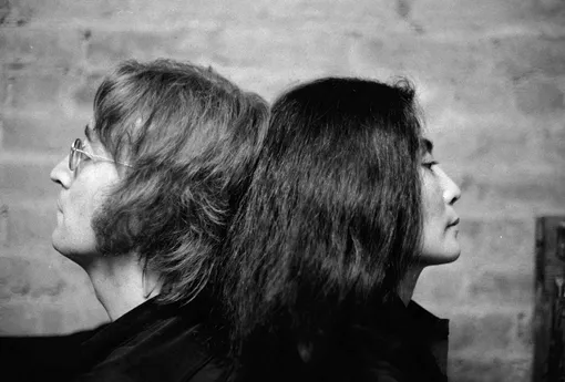 Джон Ленном и Йоко Оно в своем доме в Вест-Виллидж