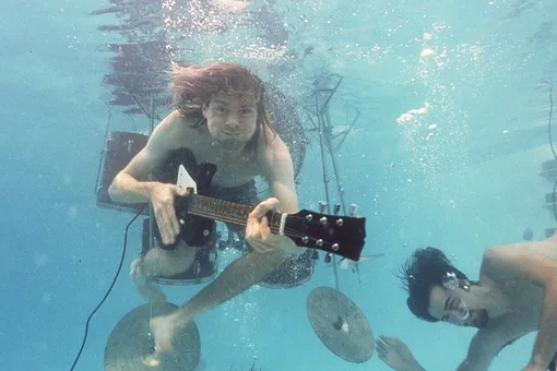 Помните новость про младенца с обложки Nirvana? Появился новый мем — люди обвиняют кумиров в тонких бровях и неудачных стрижках Помните новость про младенца с обложки Nirvana? Появился новый мем — люди обвиняют кумиров в тонких бровях и неудачных стрижках