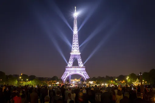 В Париже закрыли Эйфелеву башню и часть залов Лувра из-за забастовок против пенсионной реформы