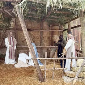 В Италии находящийся в розыске мужчина пытался скрыться от полиции, выдавая себя за одного из волхвов в уличной инсталляции