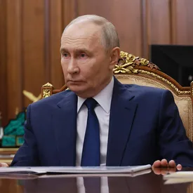 Путин подписал закон о приостановке услуг связи по требованию ФСБ Путин подписал закон о приостановке услуг связи по требованию ФСБ