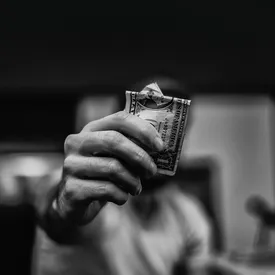 Темнокожий подросток продавал одноклассникам разрешение на слово «нигер». Он заработал почти 1000 долларов, но о его бизнесе узнали родители Темнокожий подросток продавал одноклассникам разрешение на слово «нигер». Он заработал почти 1000 долларов, но о его бизнесе узнали родители