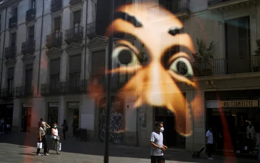 DOCUMENT DATE:September 15, 2020People wearing face masks are reflected in a window of a shop as they walk on a street at Barrio Gotico (Gothic Quarter), after Catalonia's regional authorities announced restrictions to contain the spread of the coronavirus disease (COVID-19), in Barcelona, Spain September 15, 2020. REUTERS/Nacho Doce