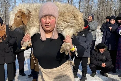 Жительница Тувы сделала 60 приседаний с бараном на плечах Жительница Тувы сделала 60 приседаний с бараном на плечах