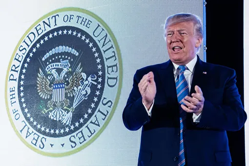 Во время выступления Трампа на экране показали двуглавого орла с клюшками для гольфа в когтях Во время выступления Трампа на экране показали двуглавого орла с клюшками для гольфа в когтях