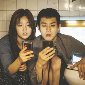 «Паразиты» южнокорейского режиссера Пона Чжуна Хо — динамичная драма о классовом неравенстве
