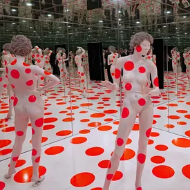 В лондонской галерее Tate Modern откроется выставка одной из самых дорогих из ныне живущих художниц Яёи Кусамы. Там покажут ее зеркальные инсталляции