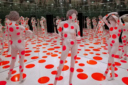 В лондонской галерее Tate Modern откроется выставка одной из самых дорогих из ныне живущих художниц Яёи Кусамы. Там покажут ее зеркальные инсталляции