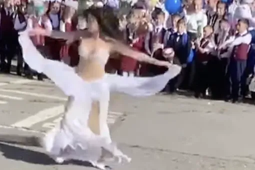 В Хабаровске учительница исполнила танец живота на линейке в школе. Видео с ее извинениями позже опубликовала мэрия города