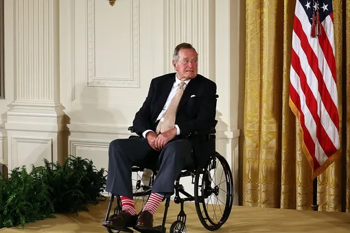 Шесть женщин обвинили Джорджа Буша-старшего в неподобающем поведении