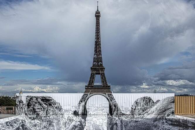 В сети появилась новая оптическая иллюзия: Эйфелева башня будто бы парит над оврагом