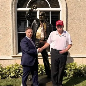 Дональд Трамп открыл памятник самому себе Дональд Трамп открыл памятник самому себе