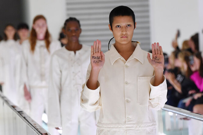 «Психическое здоровье — это не мода»: модель Gucci прямо на подиуме выразила протест против одежды, напоминающей смирительные рубашки