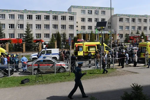 Подросток открыл стрельбу в школе в Казани. Есть погибшие Подросток открыл стрельбу в школе в Казани. Есть погибшие