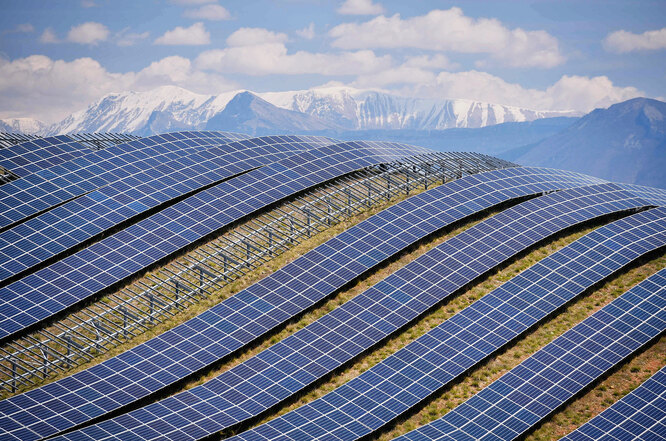 Солнечные панели на тепловой электростанции в La Colle des Mees в Провансе, Франция. Она занимает площадь 200 гектаров, на территории установлено в общей сложности 112 000 солнечных модулей общей мощностью 100 мВт