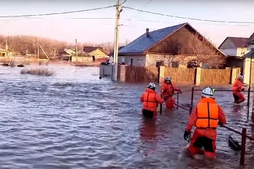 В Оренбургской области число подтопленных жилых домов выросло почти до 6300. В Орске 18 человек отравились водой из‑под крана