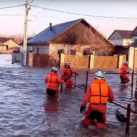 В Оренбургской области число подтопленных жилых домов выросло почти до 6300. В Орске 18 человек отравились водой из‑под крана