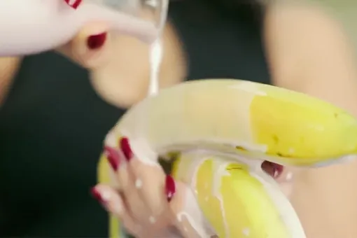 Египетская поп-певица Шима получила два года тюрьмы за клип с бананом