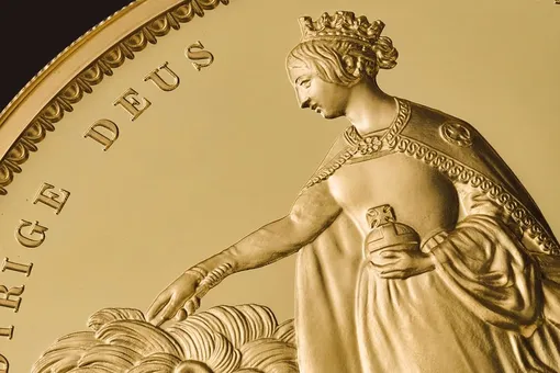В Великобритании выпустили самую большую монету в истории страны. Она весит 5 килограммов