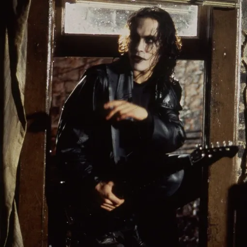 Кадр из фильма «Ворон», 1994