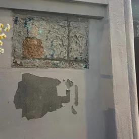 Суд оштрафовал разбившего мемориальную доску Анны Политковской на тысячу рублей