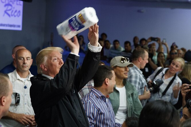 Трамп бросил в толпу жителей Пуэрто-Рико рулоны бумажных полотенец