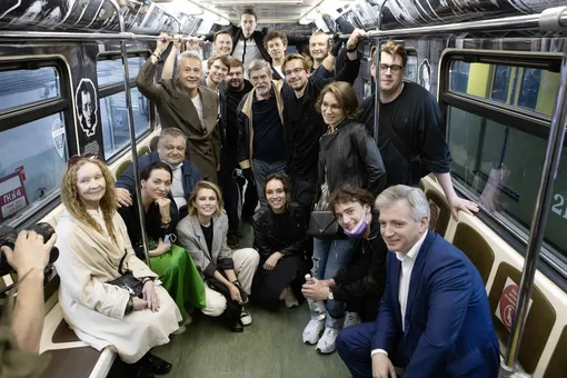 На синей ветке московского метро запустили поезд, посвященный юбилею Театра Ермоловой