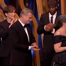 На премии BAFTA вместе с Кристофером Ноланом и Киллианом Мерфи на сцену за наградой вышел ютьюбер-пранкер. Его задержала охрана На премии BAFTA вместе с Кристофером Ноланом и Киллианом Мерфи на сцену за наградой вышел ютьюбер-пранкер. Его задержала охрана