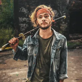 Победить Бонда, рассмешить Джокера и нанять Волка с Уолл-стрит: TikTok-блогер вставляет себя в сцены из фильмов