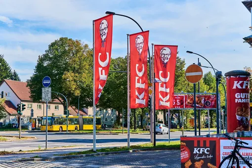 KFC извинилась за предложение клиентам в Германии съесть курицу с сыром в годовщину Хрустальной ночи