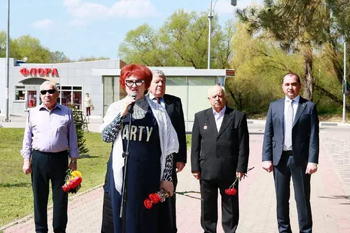 В Белгородской области секретарь «Единой России» пришла на траурный митинг в платье с надписью Party из пайеток. Она перевела ее как «партия»