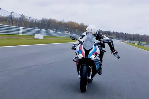 Мотогонщик провел краш-тест нового андроида, уронив его на скорости более 200 км/час Мотогонщик провел краш-тест нового андроида, уронив его на скорости более 200 км/час