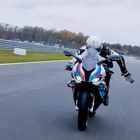 Мотогонщик провел краш-тест нового андроида, уронив его на скорости более 200 км/час