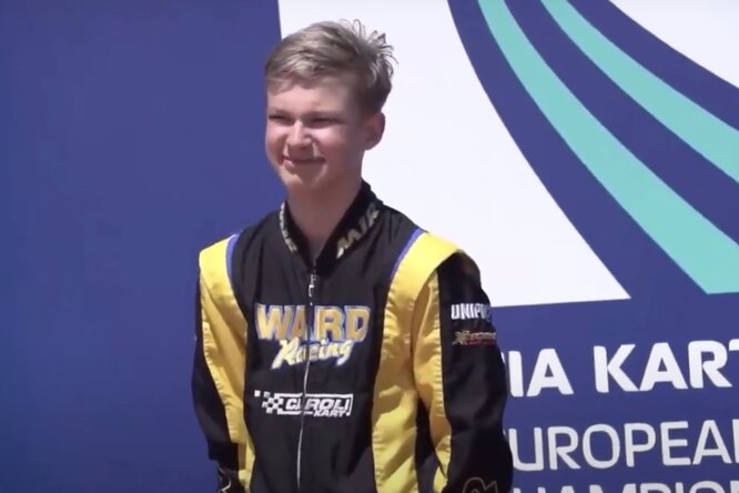 15-летний российский гонщик показал жест, похожий на нацистское приветствие. Так он отпраздновал победу на первом этапе чемпионата Европы по картингу