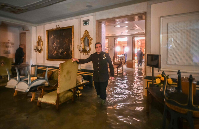 Комната в затопленном отеле Gritti Palace