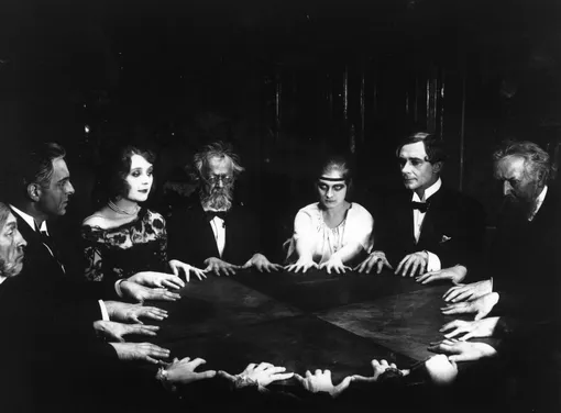 Спиритический сеанс из фильма Фрица Ланга «Доктор Мабузе, игрок» (1922)