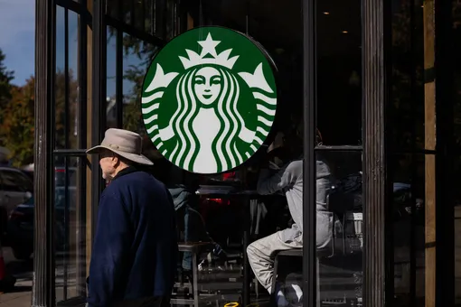 Белая сотрудница Starbucks доказала, что ее уволили из-за расы. Она отсудила у компании $25 млн