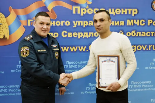 В Екатеринбурге мужчина спас из огня троих детей. За это ему подарили огнетушитель