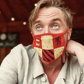 Звезда «Гарри Поттера» Том Фелтон носит защитную маску Гриффиндора. Драко Малфой бы не одобрил!