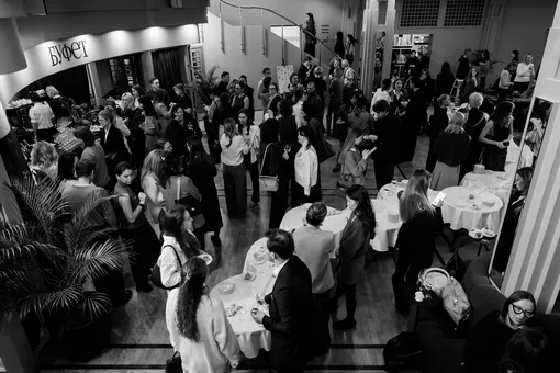 Куда сходить в выходные: светомузыка, выставки, арт-ярмарки и премьеры Куда сходить в выходные: светомузыка, выставки, арт-ярмарки и премьеры