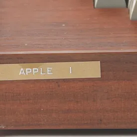На аукцион выставят первый компьютер Apple в деревянном корпусе На аукцион выставят первый компьютер Apple в деревянном корпусе