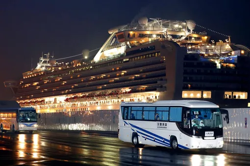 На круизном лайнере Diamond Princess сняли карантин по коронавирусу. Здоровые пассажиры начали покидать судно На круизном лайнере Diamond Princess сняли карантин по коронавирусу. Здоровые пассажиры начали покидать судно