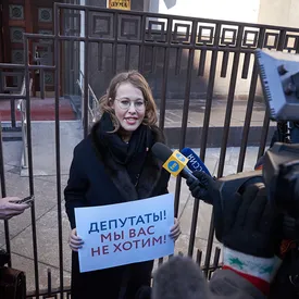 У Госдумы прошли пикеты с требованием начать расследование в отношении Слуцкого У Госдумы прошли пикеты с требованием начать расследование в отношении Слуцкого