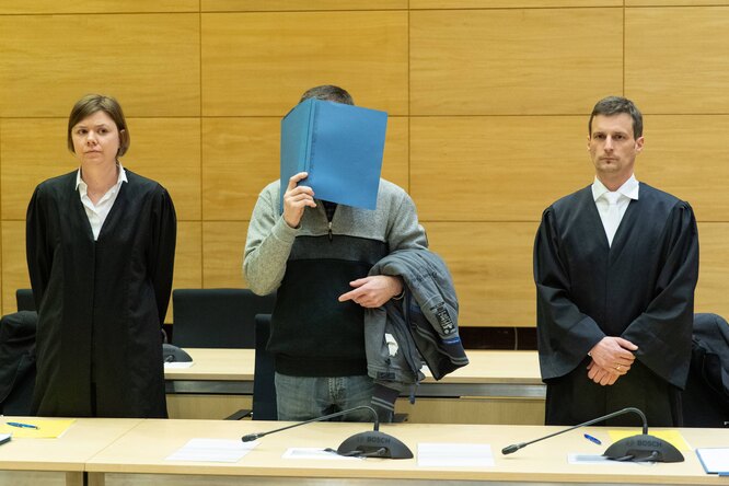В Германии работник завода годами подсыпал яд в еду коллег. Его приговорили к пожизненному заключению В Германии работник завода годами подсыпал яд в еду коллег. Его приговорили к пожизненному заключению